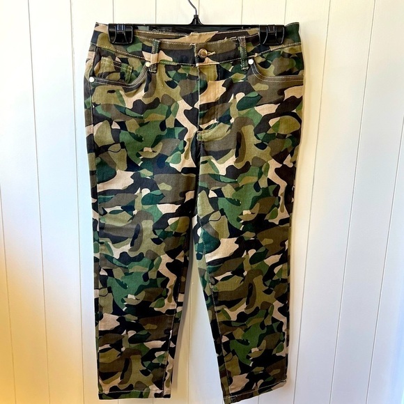 Venus Camo Cropped Jeans, Size 2 - Picture 2 of 8